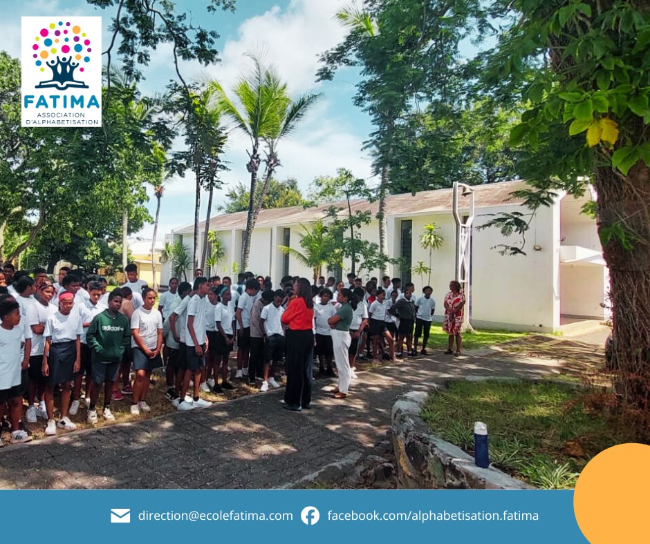Rassemblement des élèves dans la cour de l'école