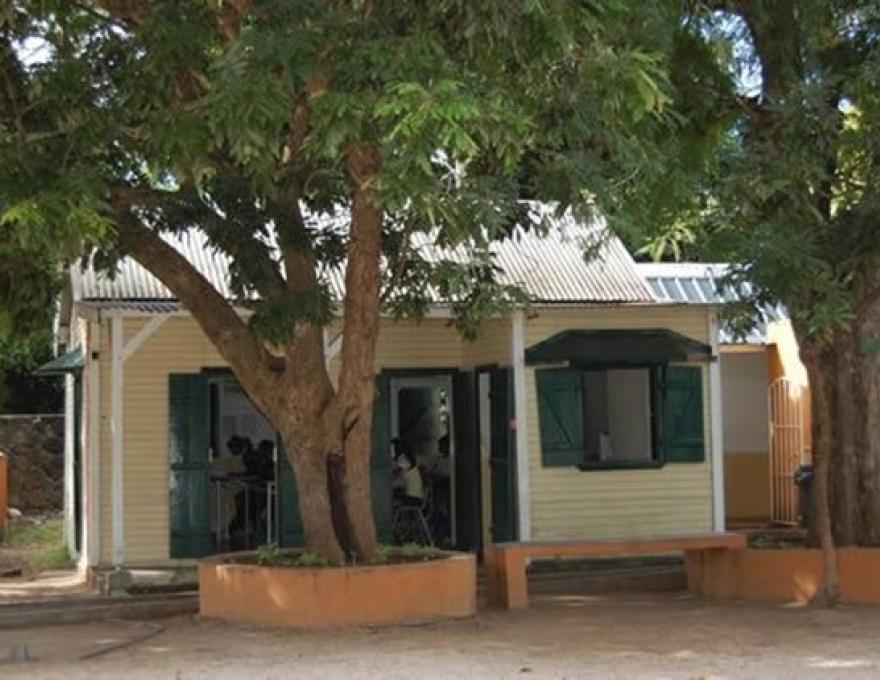 Le bâtiment de l'école dans la cour de la paroisse de Fatima